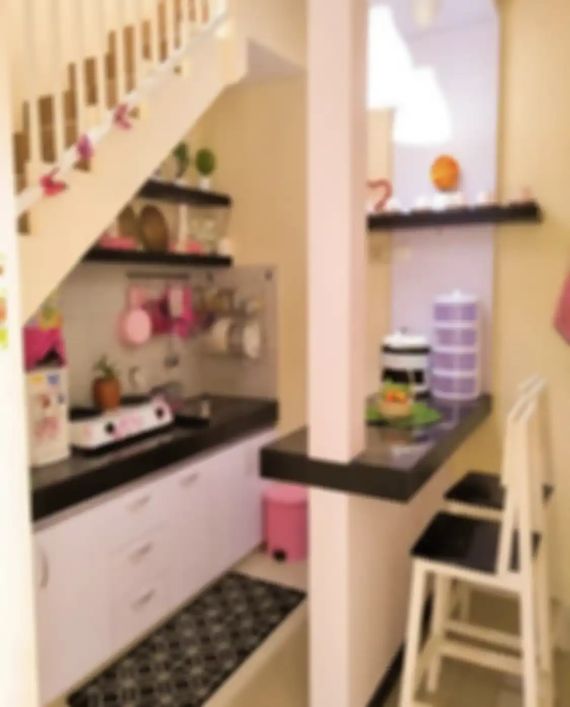 Desain dapur kecil cantik sengaja dirancang buat lorong sempit. Akal-akalan pemilik rumah mungil. 9 foto hasilnya bikin syok.