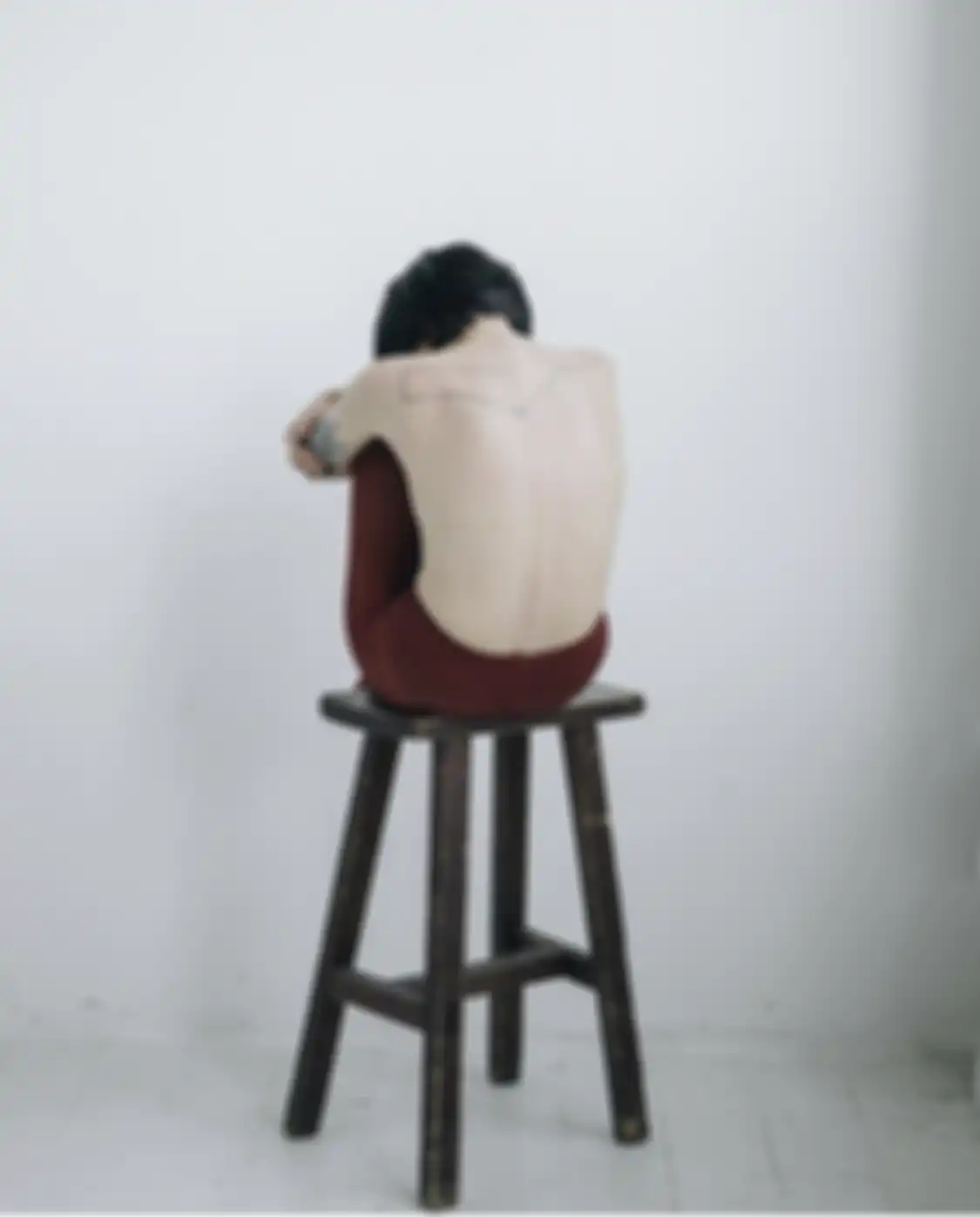 Inilah 17 cara foto aesthetic yang cuma menggunakan kursi. Mudah dilakukan di mana saja. Langsung praktek aja deh!
