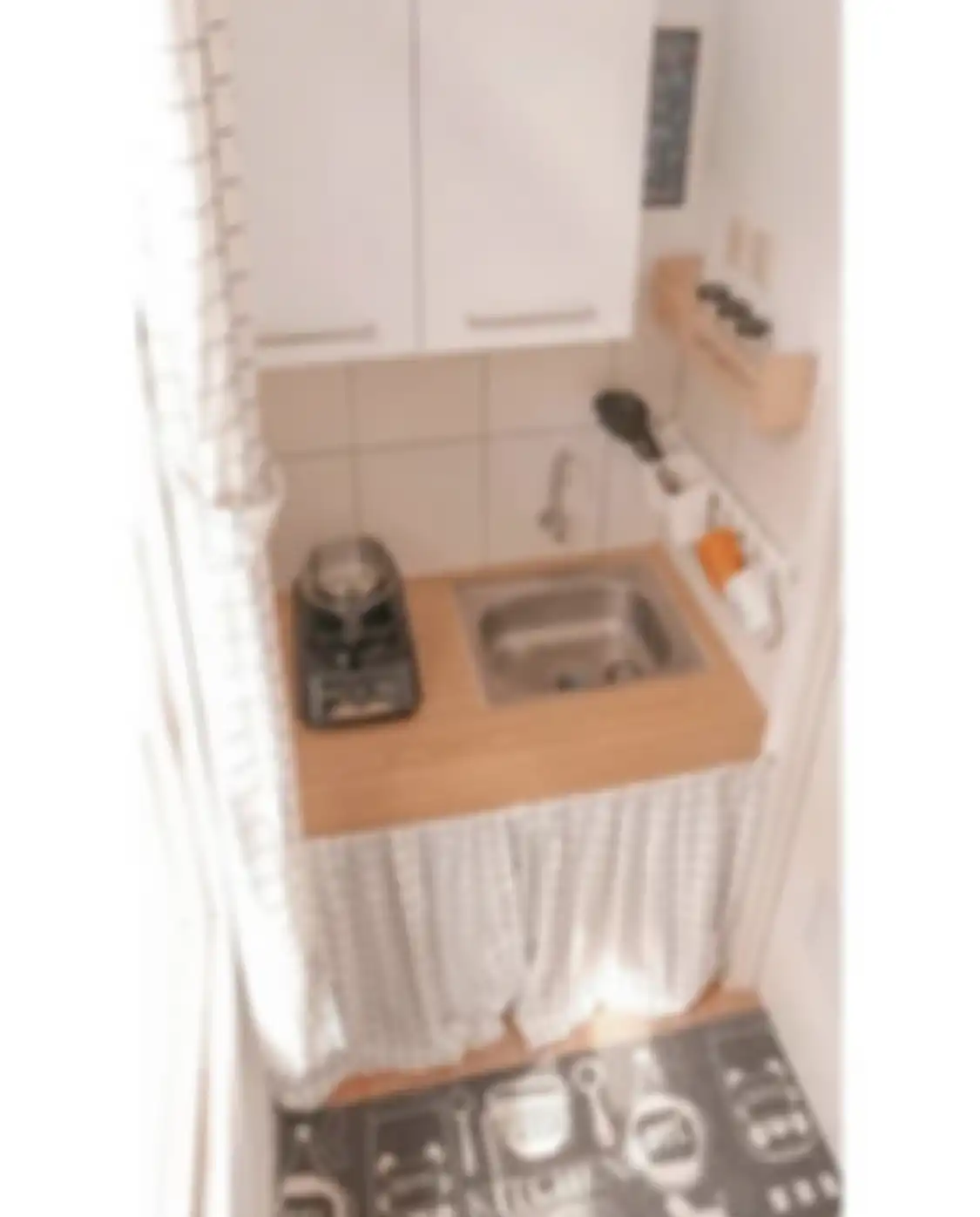 Desain dapur kecil cantik sengaja dirancang buat lorong sempit. Akal-akalan pemilik rumah mungil. 9 foto hasilnya bikin syok.