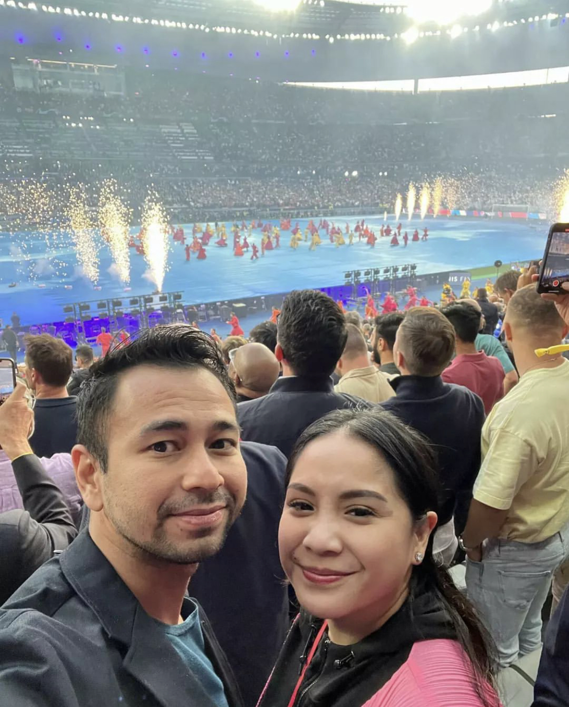 Nagita Slavina lega bisa kabur dari gosip Mimi Bayuh. Dia pamer foto mesra bareng Raffi Ahmad di Paris, Pengusaha tajir ini jadi penyelamatnya.