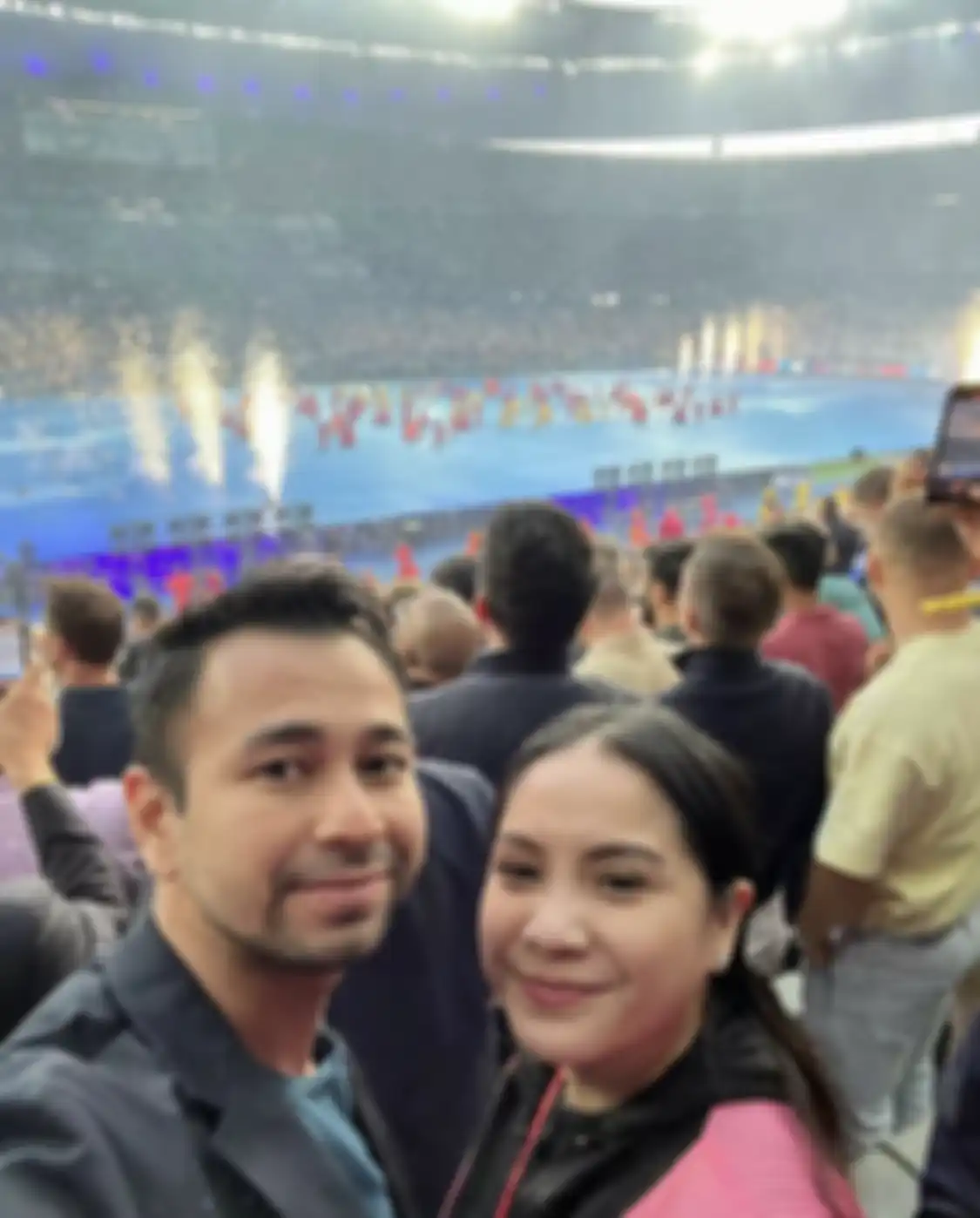 Nagita Slavina senang diajak nonton final UCL di Paris. Sayangnya, dia pulang dengan kondisi tegang. Foto wajah Raffi Ahmad jadi sorotan.