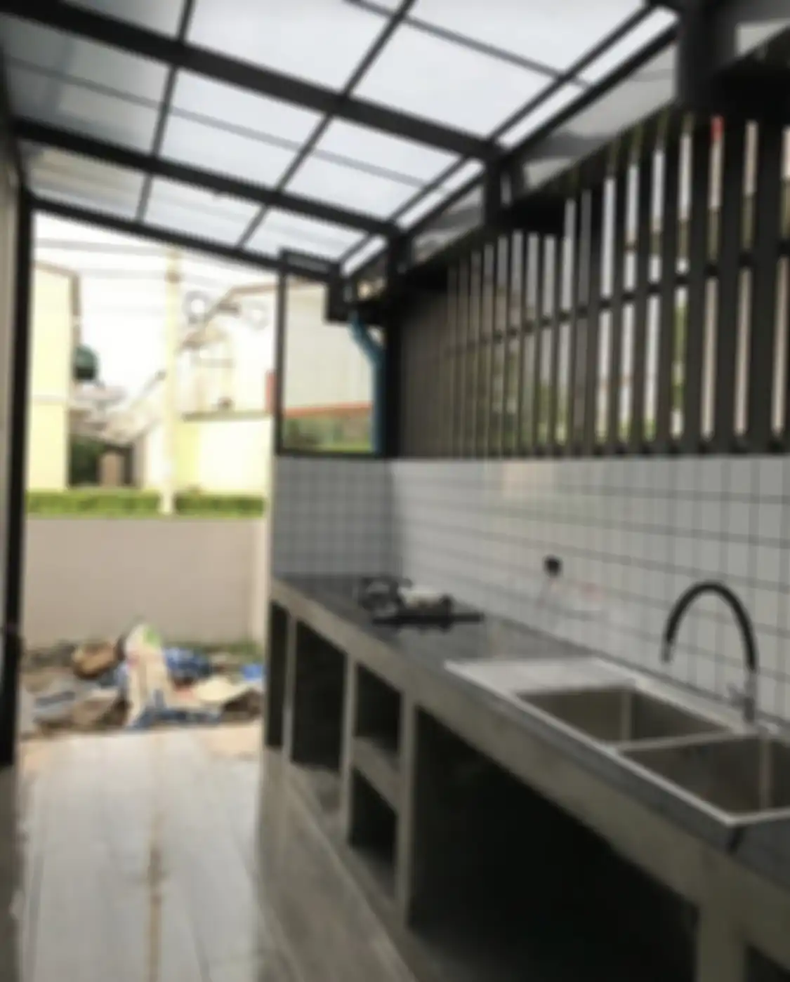 Desain dapur luar rumah nan simpel memikat hati Ibu-ibu pecinta hunian minimalis. Selalu bikin betah. Lihat saja 7 foto inspirasinya. 