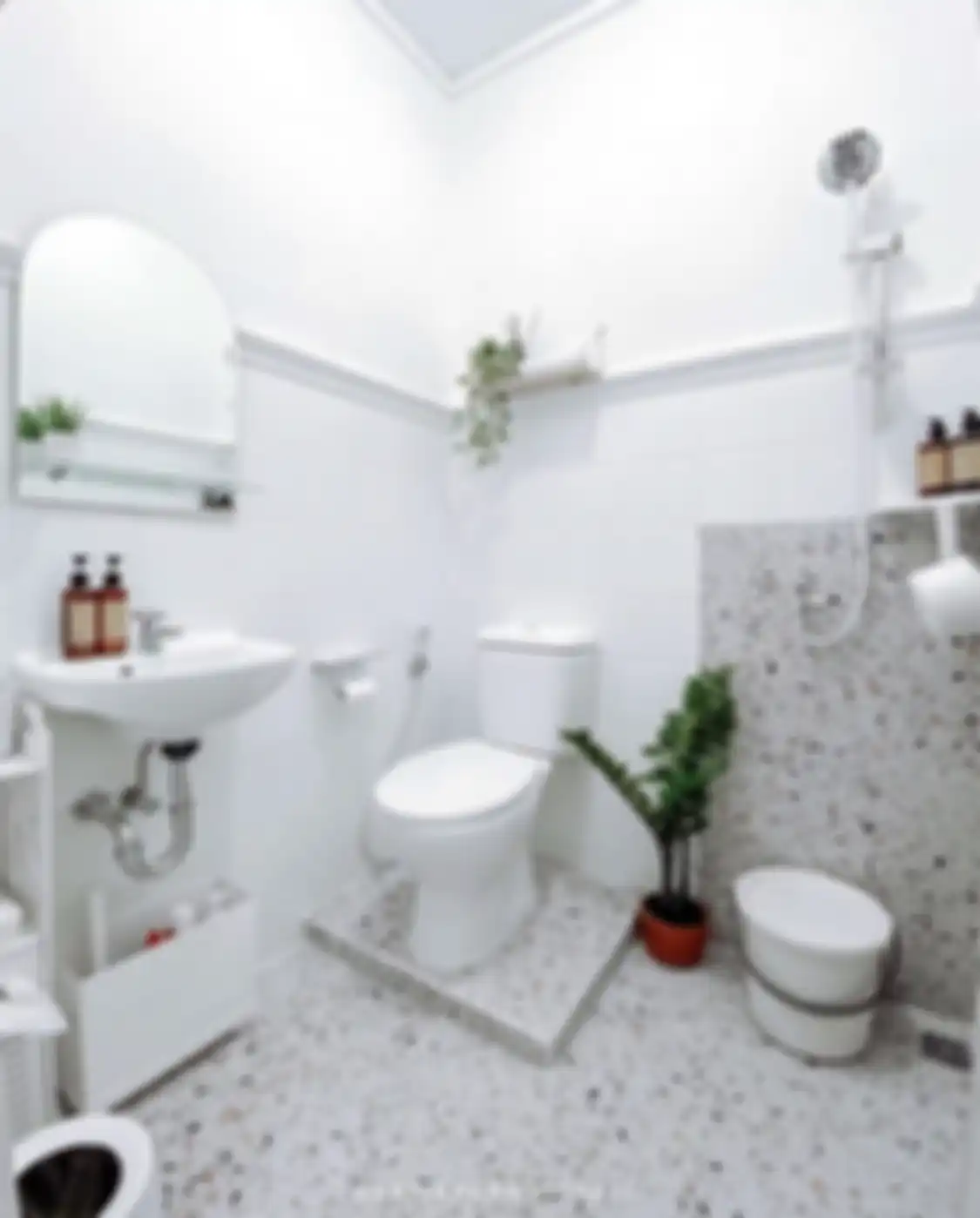 Desain kamar mandi sempit tampak lapang jika dilapisi warna cat ini. Lihat saja 7 foto aplikasinya. Kasih tahu istri di rumah ya. 