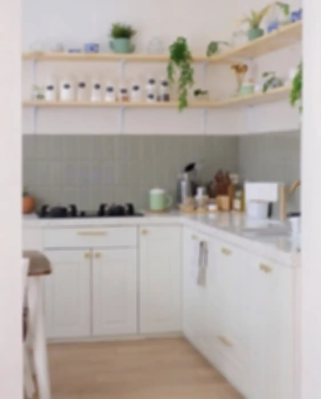 Desain dapur sederhana Ibu-ibu pemilik rumah mungil ini terus dibahas. Dia sengaja memasang keramik dinding. Lihat 8 foto hasilnya.