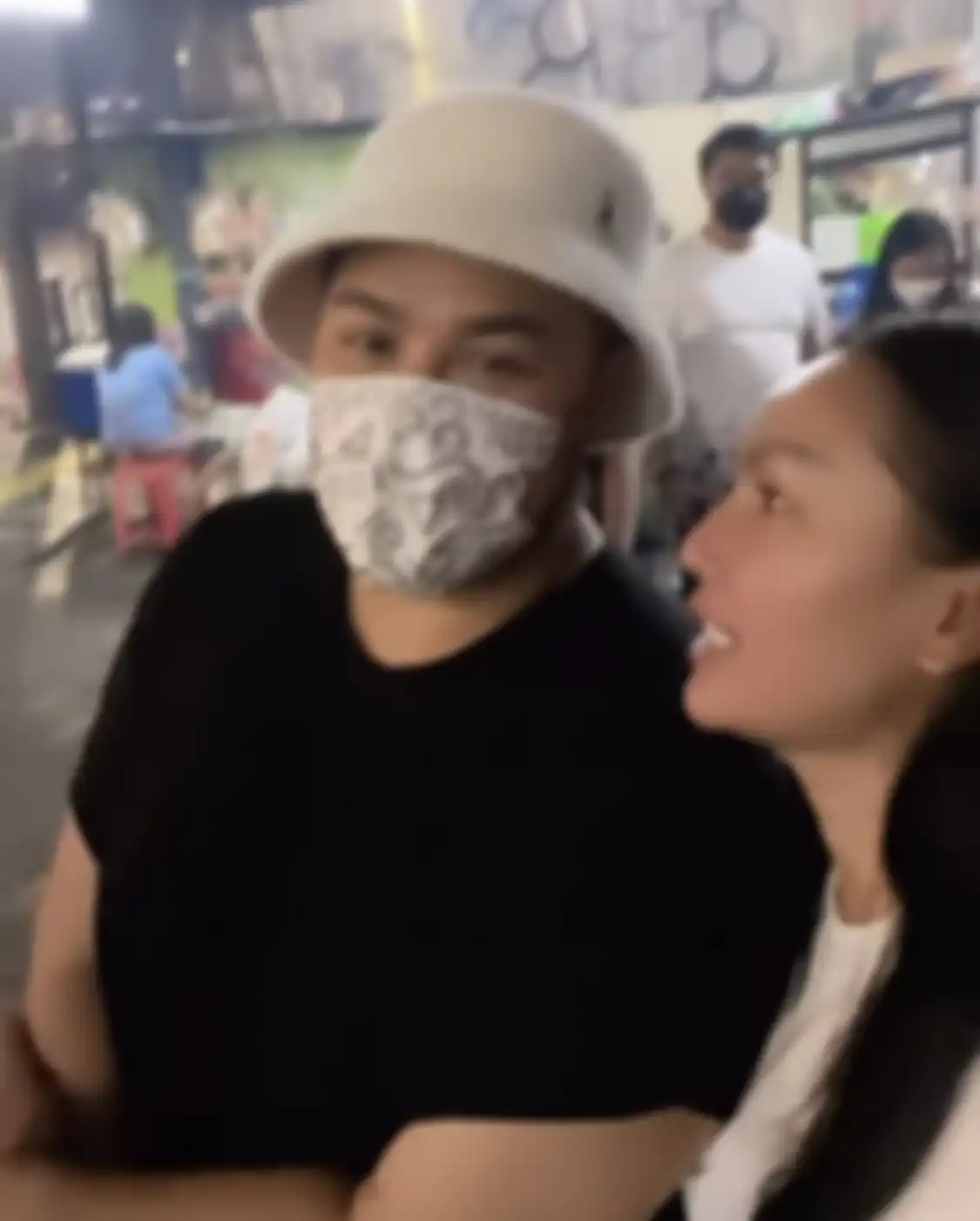 Dalam foto terkini di Instagram Stories, Kalina memamerkan makan malam bersama selebgram Denise Chariesta. Vicky Prasetyo jadi pertanyaan.
