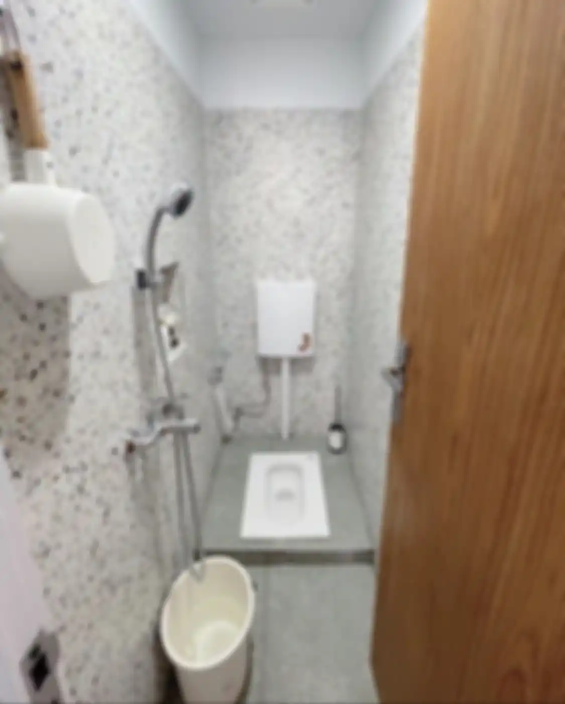 Ini desain kamar mandi sederhana tapi bersih yang dijamin nggak ketinggalan zaman. WC jongkok curi perhatian. 8 foto inspirasinya jadi bukti.