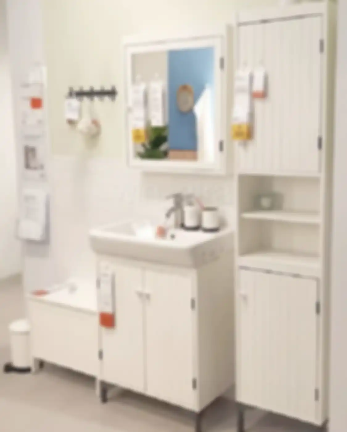 Agar foto desain kamar mandi tampak semakin mewah, lemari penyimpanan dirancang dengan model elegan berwarna lembut.