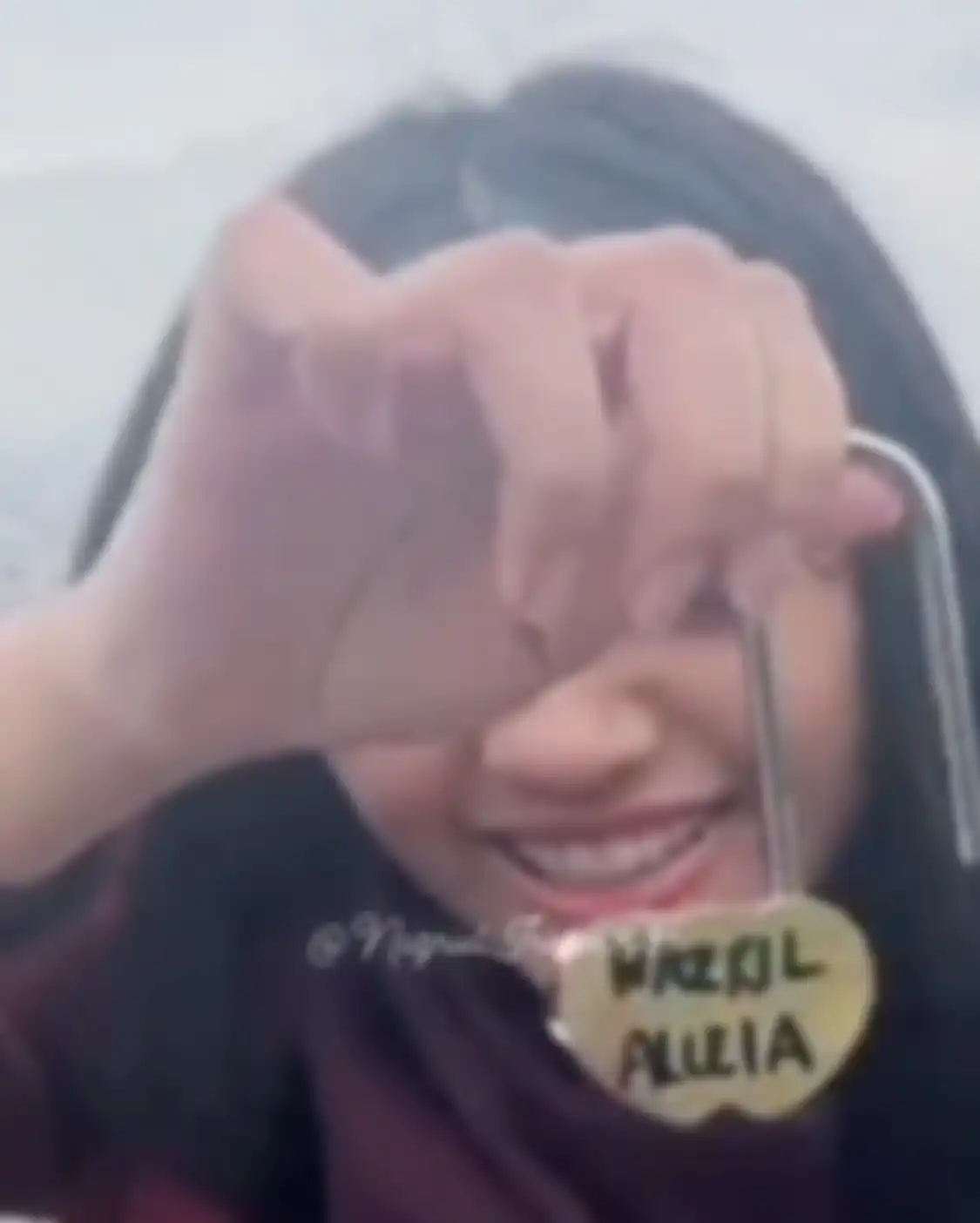Alleia Anata anak Ariel NOAH terlihat menuliskan sebuah nama di atas Gembok Cinta Paris. Foto ekspresi wajah Boriel jadi sorotan.