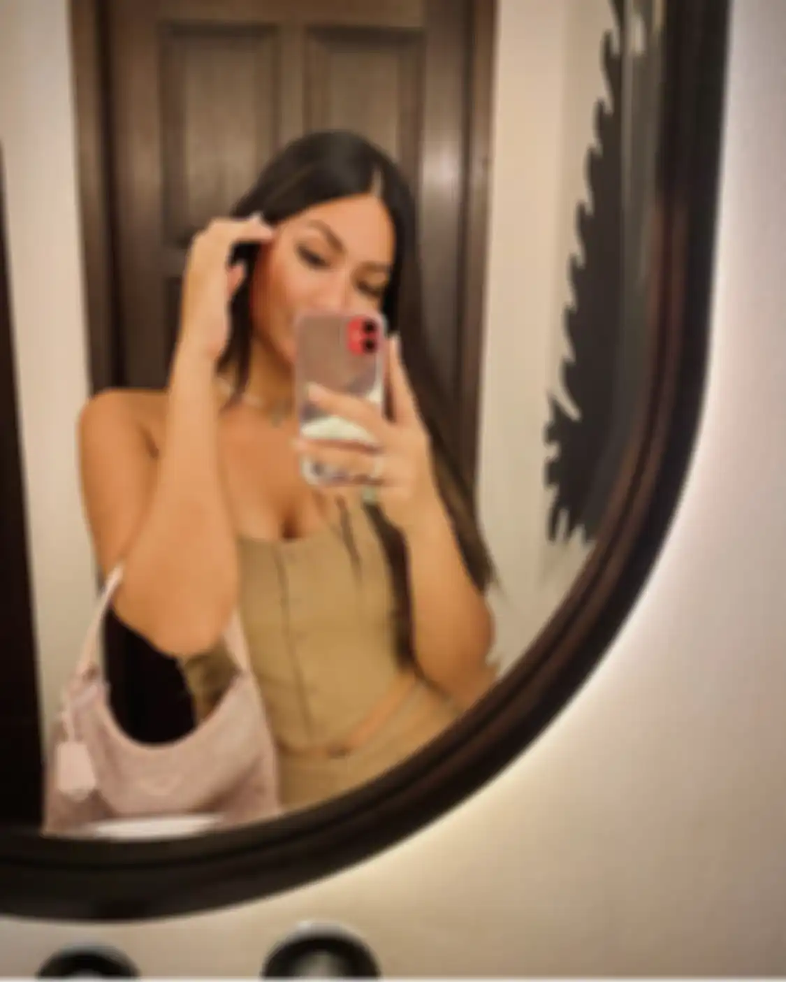 Maria Selena yang pernah diisukan pacaran dengan Rino Soedarjo ungkap alasan dirinya belum juga menikah. Foto wajahnya bikin heboh.