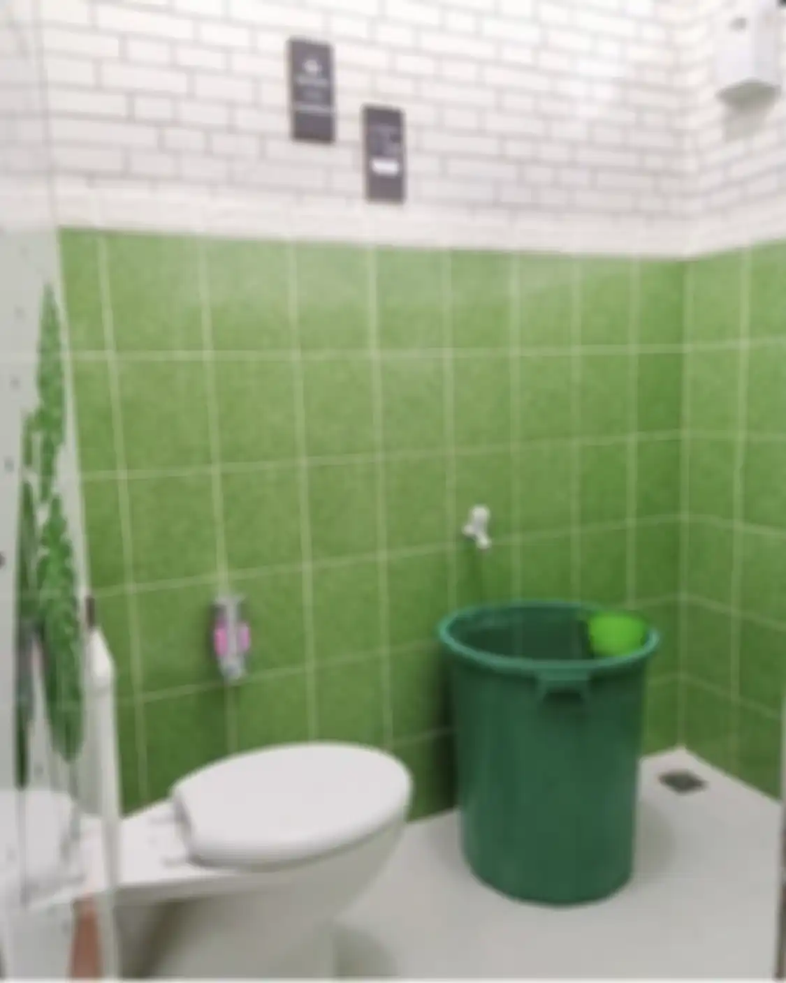 Desain kamar mandi sempit tampak lapang jika dilapisi warna cat ini. Lihat saja 7 foto aplikasinya. Kasih tahu istri di rumah ya. 