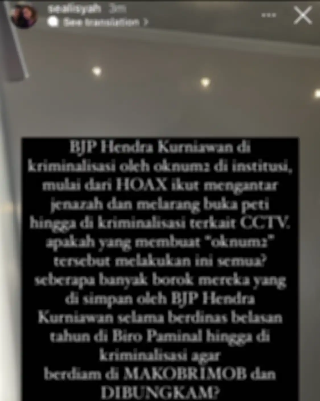 Brigjen Hendra Kurniawan disebut naik private jet saat mendatangi rumah Brigadir J di Jambi. Kata istrinya, Hendra punya mobil dengan cara nyicil.