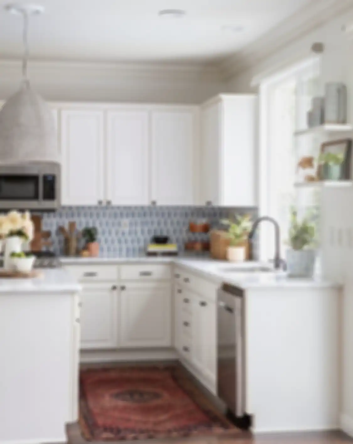 Desain dapur mungil sengaja mengadopsi gaya begini hingga foto hasilnya dicontek. Cocok buat interior rumah minimalis.