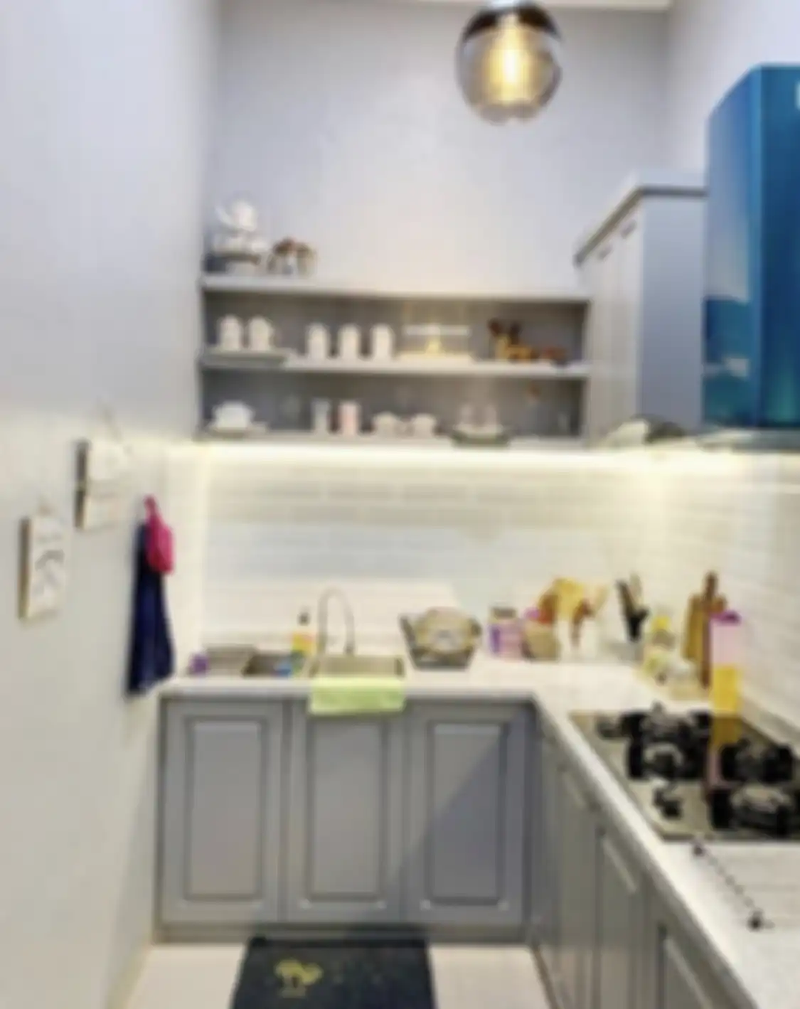 Tampilan yang tampak mewah menjadi keunggulan desain dapur sederhana di rumah minimalis. Intip yuk foto interiornya.