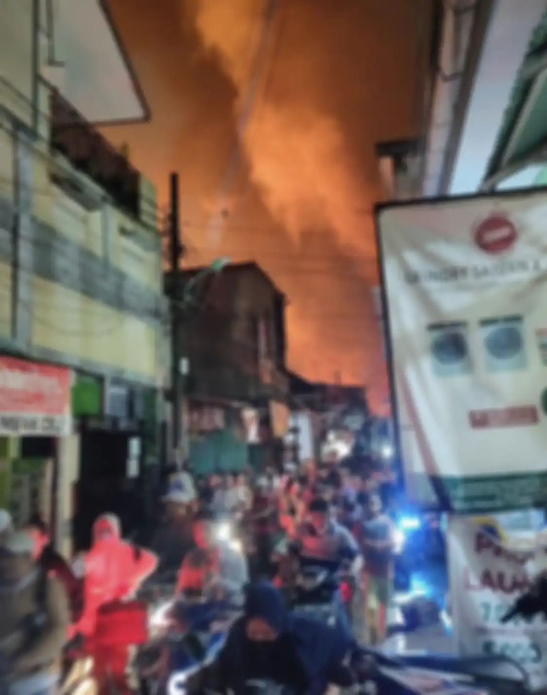 Warga sekitar Depo Pertamina Plumpang berlarian panik menyelamatkan setelah kebakaran hebat terjadi.
