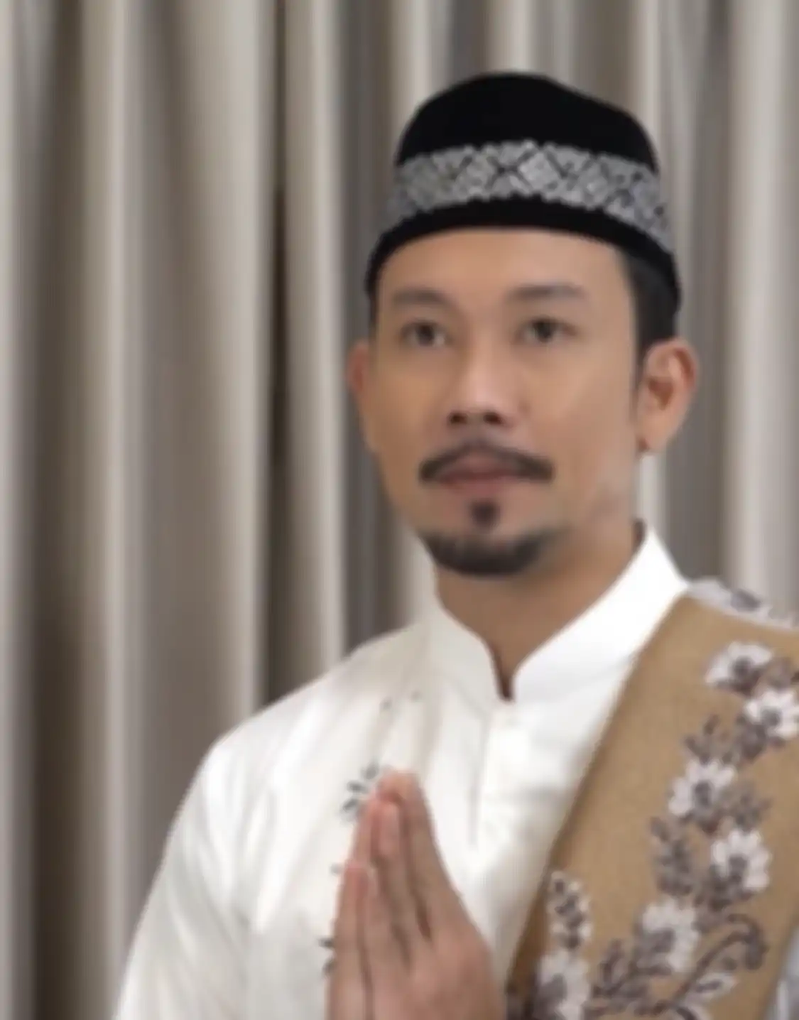 Denny Sumargo yang pernah ditantang ajak fans Muslim pindah agama beri jawaban begini. Foto sang Youtuber dirukiah ustaz bikin heboh.
