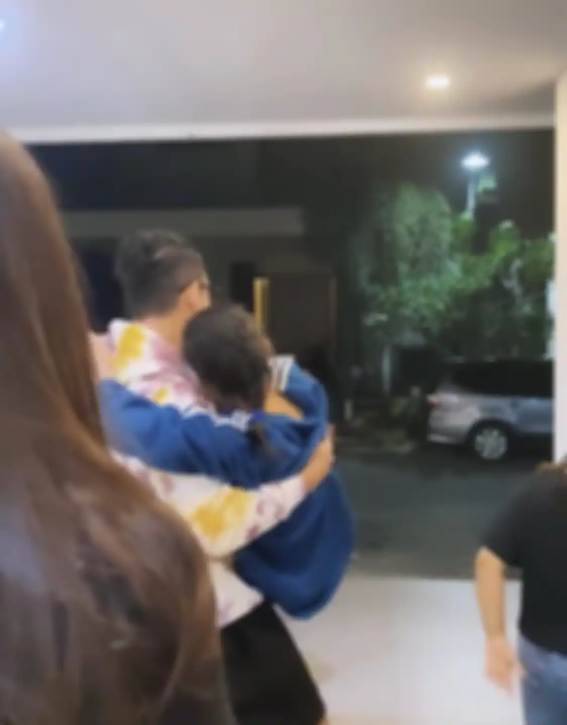 Foto Denny Sumargo menggendong Laura Anna membuat netizen kirim semangat buat sang selebgram untuk kembali pulih. 