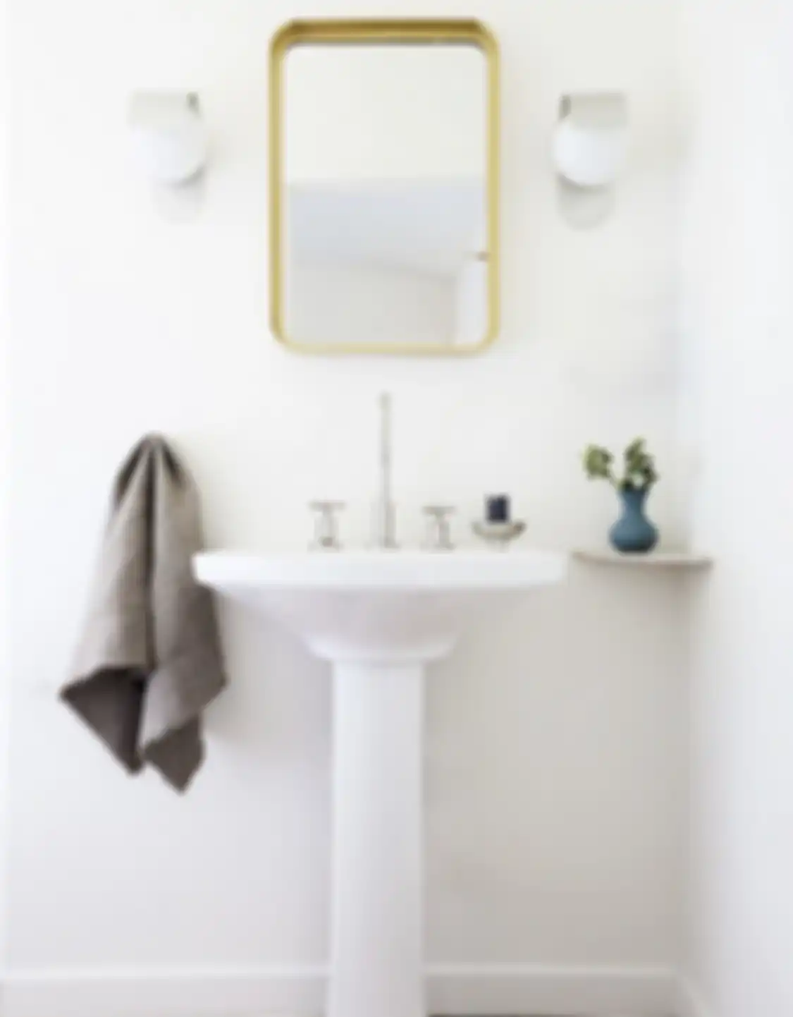 Lihatlah foto kamar mandi mungil ini. Cantik nian interiornya. Kamar mandi tampak lapang berkat 7 trik mujarab ini. 