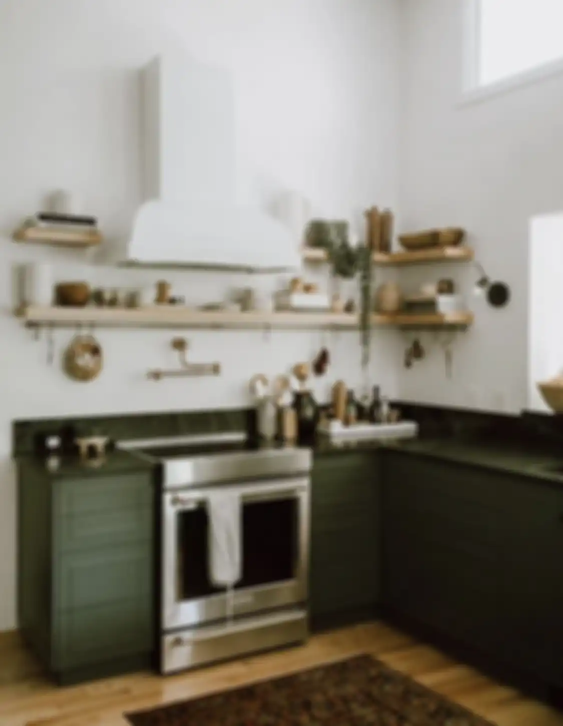 Pemilik rumah cukup modal dekorasi begini, desain dapur sederhana makin bikin betah. Foto hasilnya sampai dibilang cantik. 