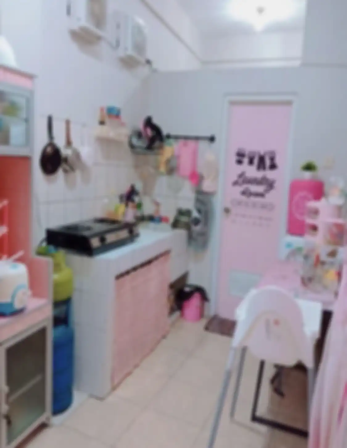 Desain dapur kecil rumah subsidi bikin lahan sempit jadi berkash. Mata Ibu-ibu sampai terbelalak lihat foto aplikasinya seperti begini.