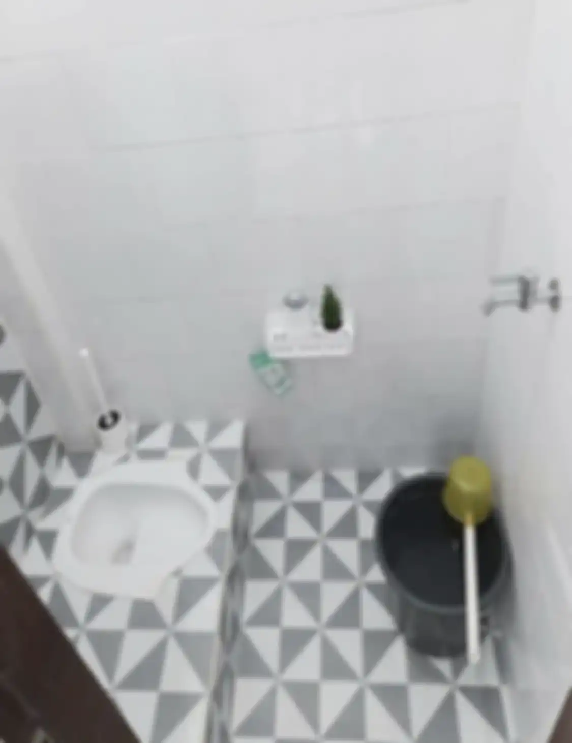 Ini desain kamar mandi sederhana tapi bersih yang dijamin nggak ketinggalan zaman. WC jongkok curi perhatian. 8 foto inspirasinya jadi bukti.