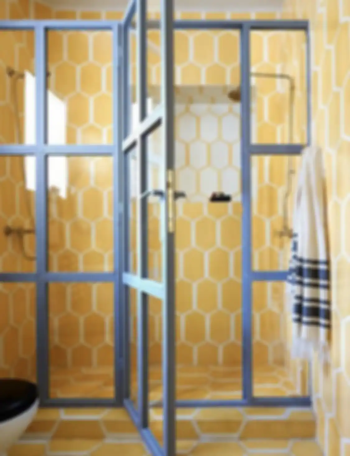 Desain kamar mandi sederhana terlihat semakin mewah karena pemakaian elemen dekorasi khusus. Foto interiornya direkomendasi.