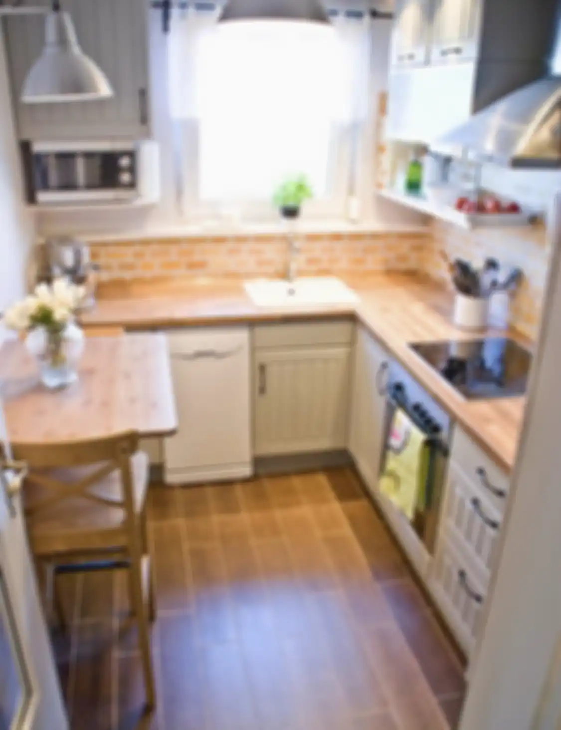 Desain dapur mungil sengaja mengadopsi gaya begini hingga foto hasilnya dicontek. Cocok buat interior rumah minimalis.
