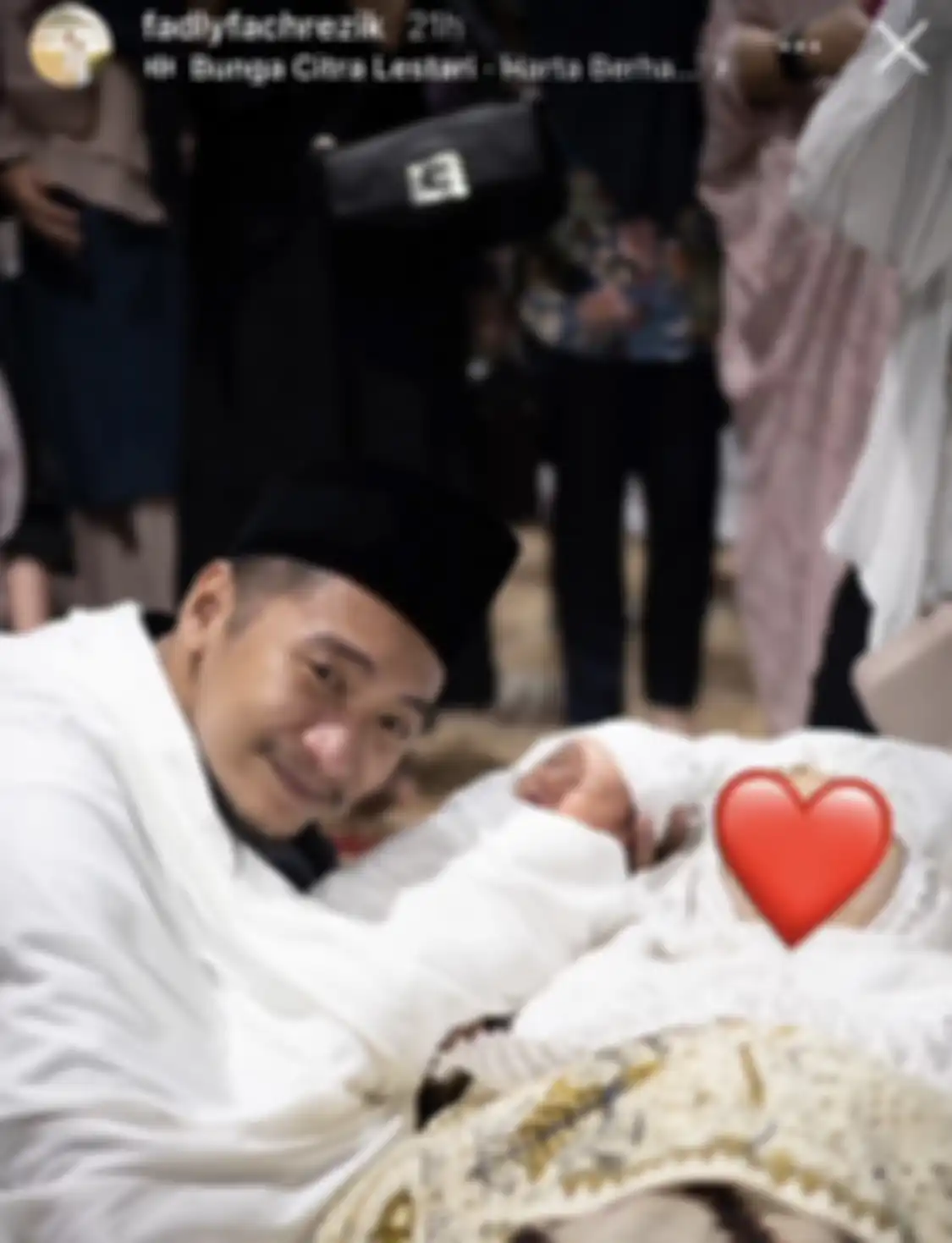 Ipda Fadly Fachrezi polisi yang bertugas di Polda Sulsel membikin hati netizen hancur. Foto unggahannya cuma ditulis dengan pesan Pasha Ungu. 