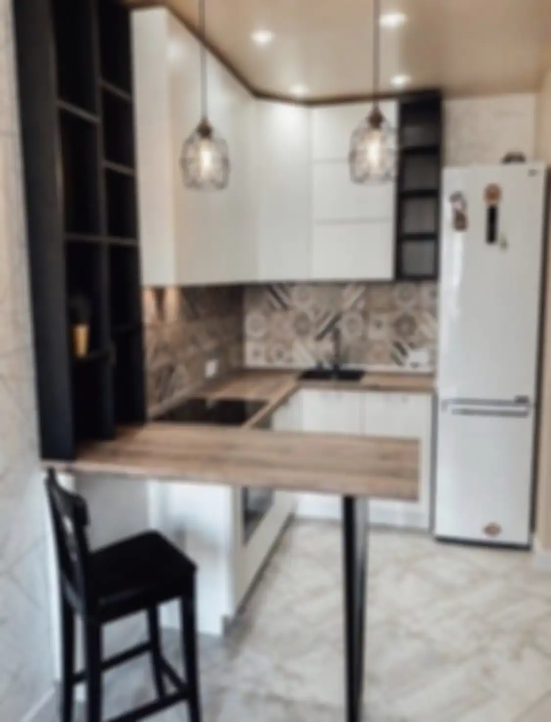 Desain dapur sederhana yang menjadi satu dengan ruang makan terlihat lega memakai trik khusus. Foto interiornya bisa ditiru.