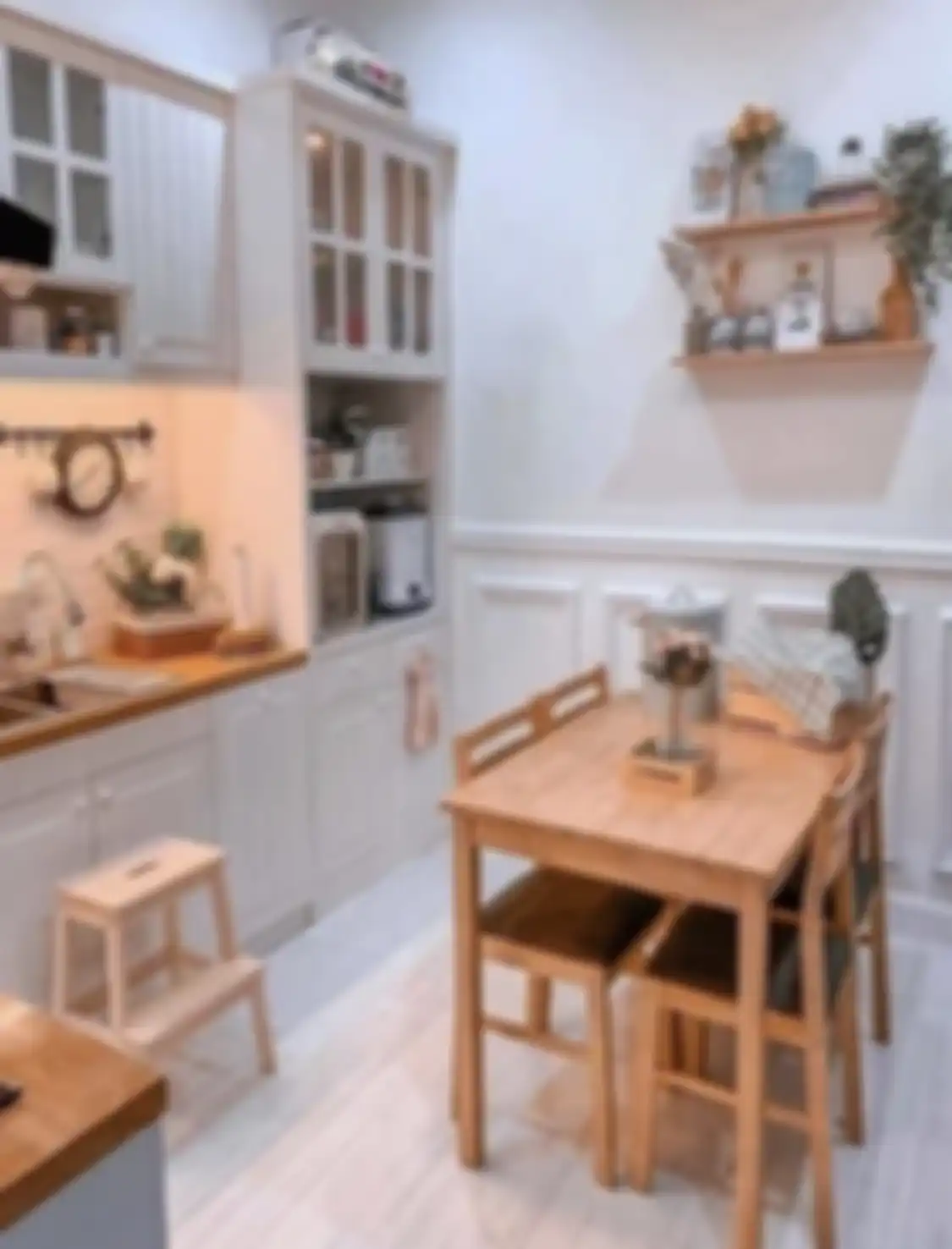 Desain dapur sederhana yang menjadi satu dengan ruang makan terlihat lega memakai trik khusus. Foto interiornya bisa ditiru.