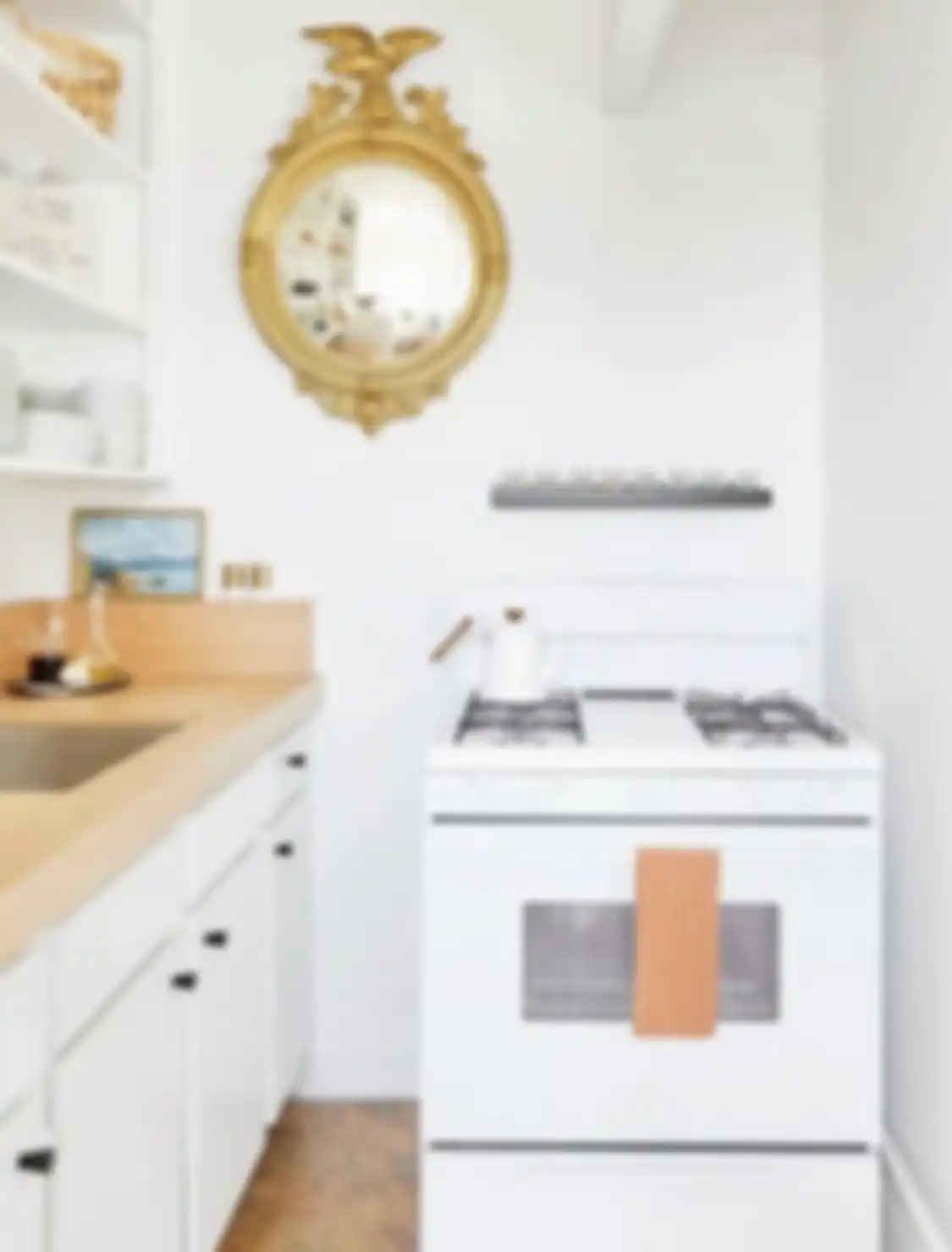 Cuma menambah barang hiasan murah ini desain dapur sederhana bikin Ibu RT takjub. Jadi tampak mewah! Intip 10 foto hasilnya yuk.