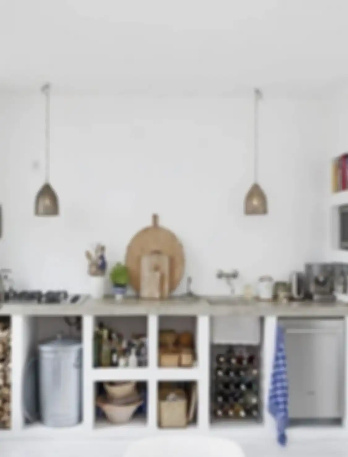Desain kolong dapur sederhana nerhasil bikin Ibu-ibu melongo. Area memasak tanpa kitchen set tampak cantik. 7 foto aplikasinya jadi bukti.