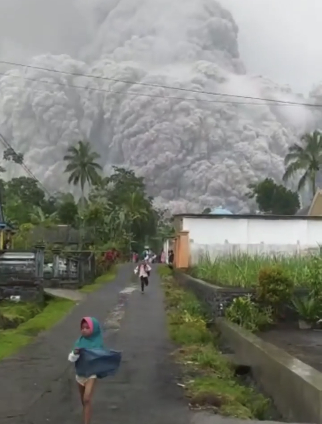 Foto warga di kaki Semeru yang berlarian panik menghindari gumpalan awan panas menjadi perhatian Gubernur Jawa Timur Khofifah Indar Parawansa. 