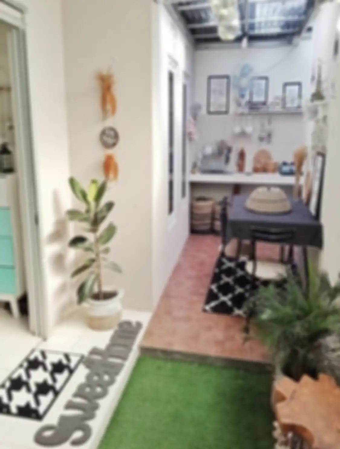 Desain dapur sederhana yang menjadi satu dengan ruang makan terlihat lega memakai trik khusus. Foto interiornya bisa ditiru.