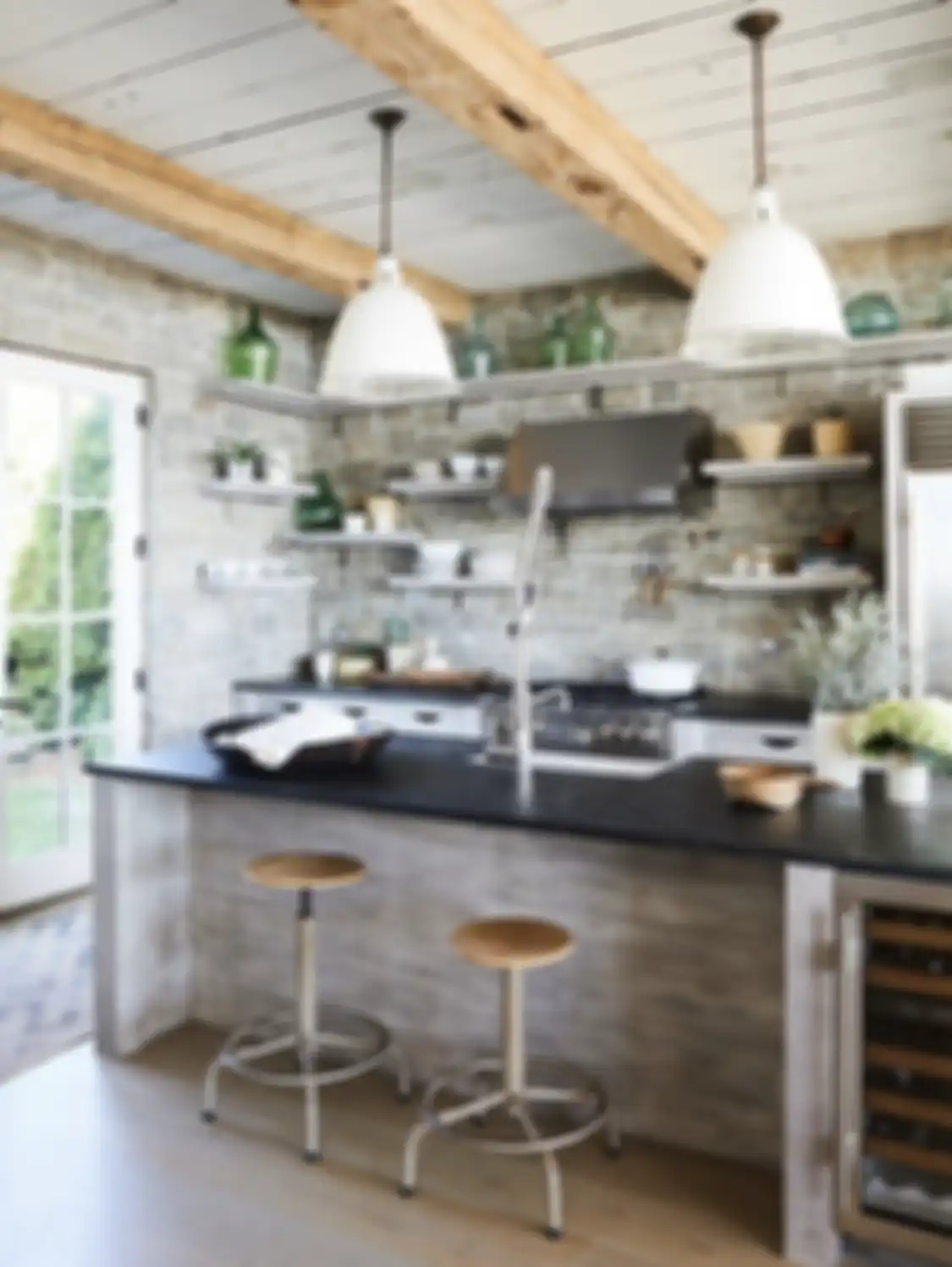 Desain dapur sederhana sengaja diberi sentuhan tak biasa. Foto interiornya bikin bangga pemilik rumah minimalis.
