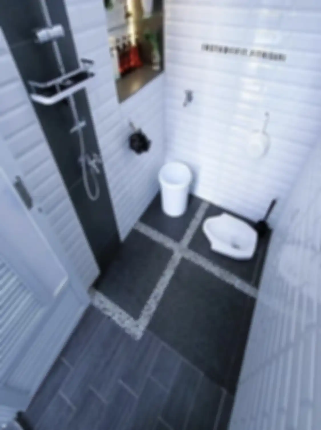 Desain kamar mandi kecil ini kian apik dengan trik begini. Wajah pemilik rumah subsidi berseri-seri. Tengok yuk 8 foto aplikasinya. 
