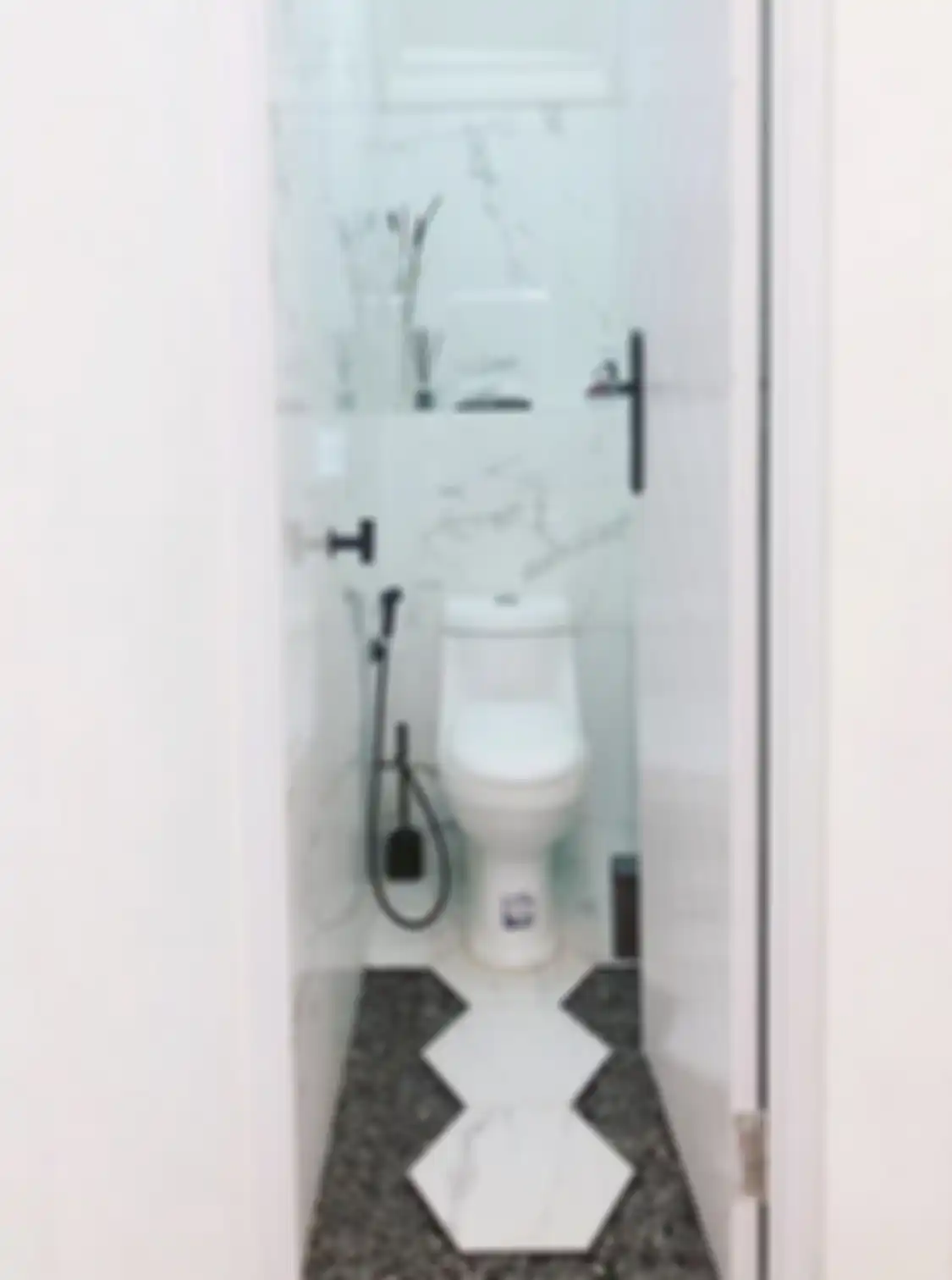 Desain toilet minimalis ini buru-buru ditiru oelh Ibu-ibu gegara tampilan begini. Apalagi toilet ini nyelip di ruang sempit. Intip foto inspirasinya.