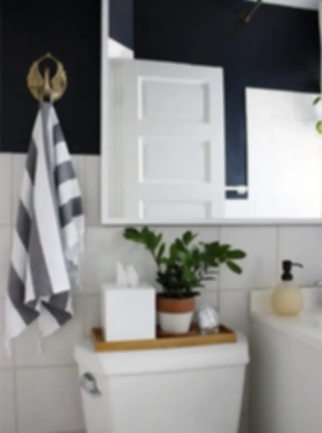 Lihatlah foto kamar mandi mungil ini. Cantik nian interiornya. Kamar mandi tampak lapang berkat 7 trik mujarab ini. 