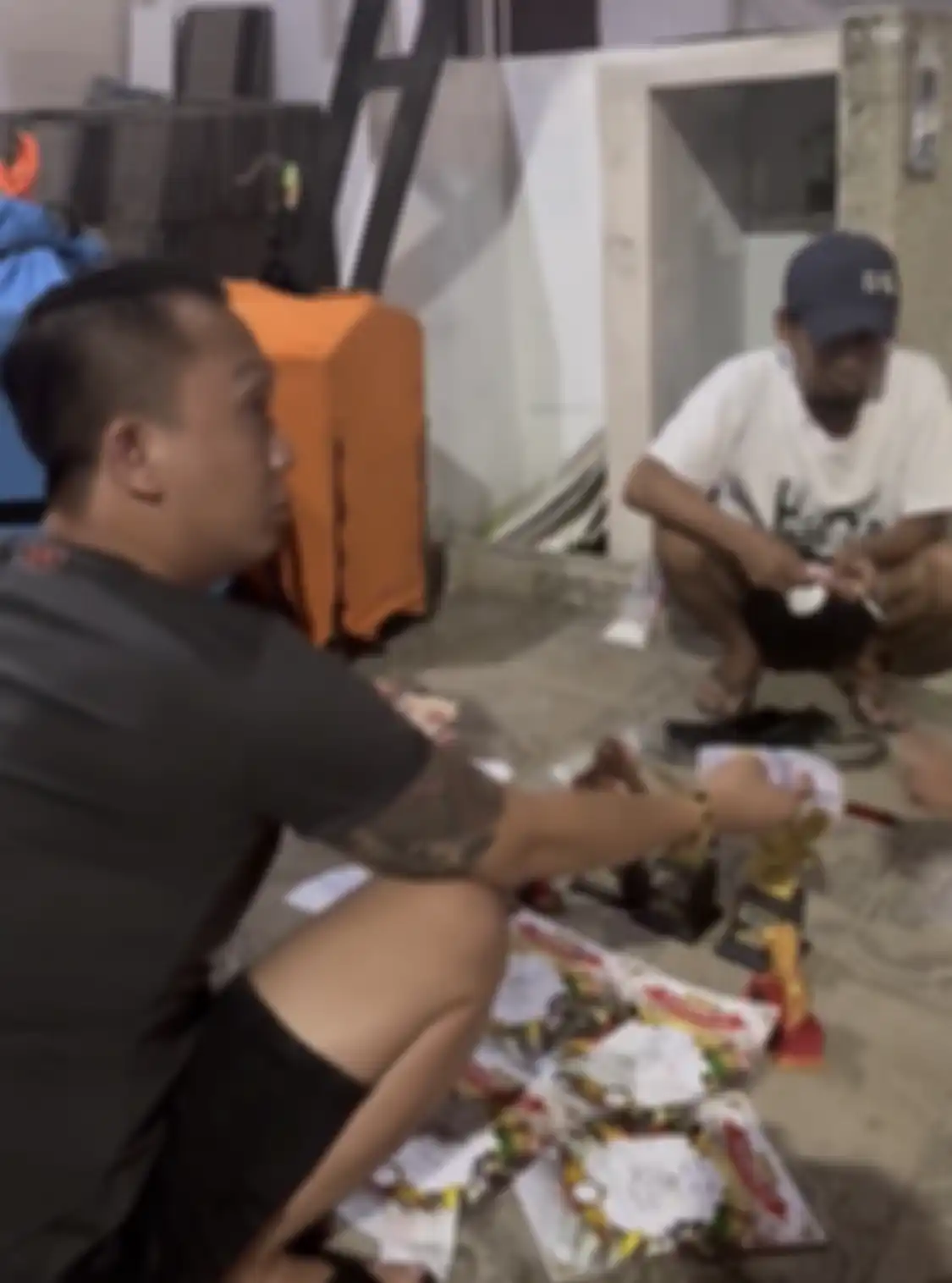 Jhon Lbf viral di TikTok. Pengusaha tajir ini senang bagi-bagi duit sehabis ikut lomba burung berkicau.