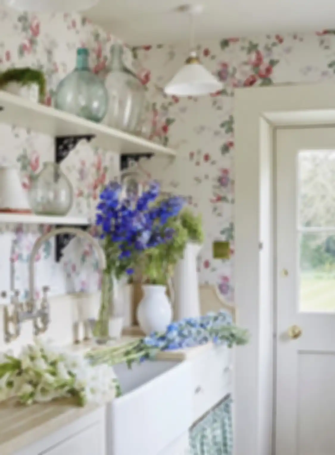 Agar foto dapur kecil terlihat semakin segar, backsplash diberi sentuhan kreatif seperti begini. Tertarik mencoba?