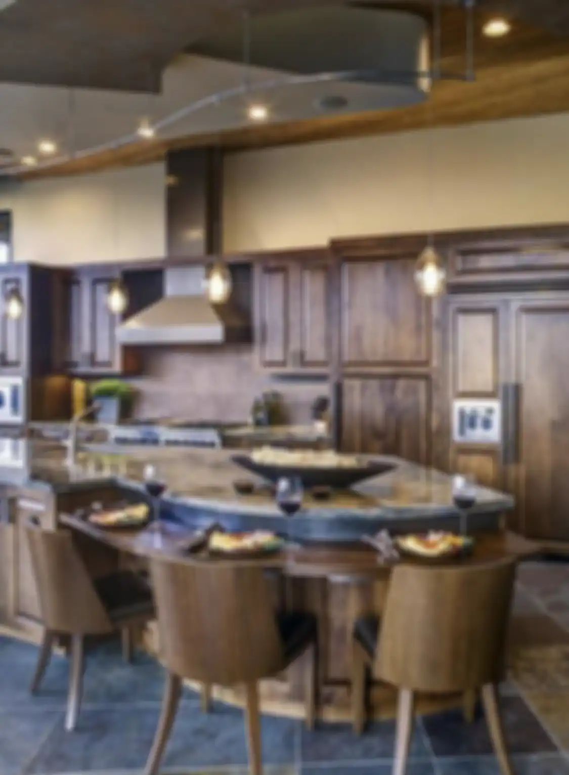 Dengan memilih kitchen set yang sengaja dibuat seperti begini, foto desain dapur di rumah mungil terlihat rustic.