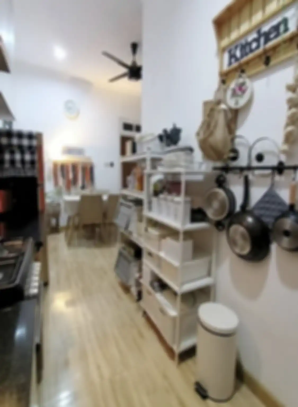Wajah pemilik rumah mungil semakin berseri-seri gara-gara meniru desain plafon dapur modern ini. 8 foto inspirasinya jadi dibahas.