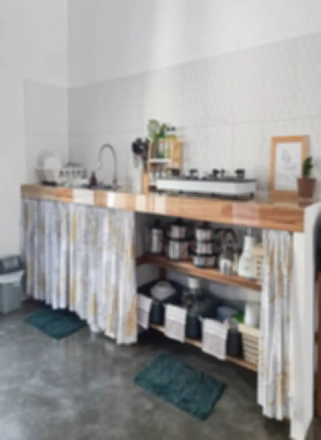Desain kolong dapur sederhana nerhasil bikin Ibu-ibu melongo. Area memasak tanpa kitchen set tampak cantik. 7 foto aplikasinya jadi bukti.