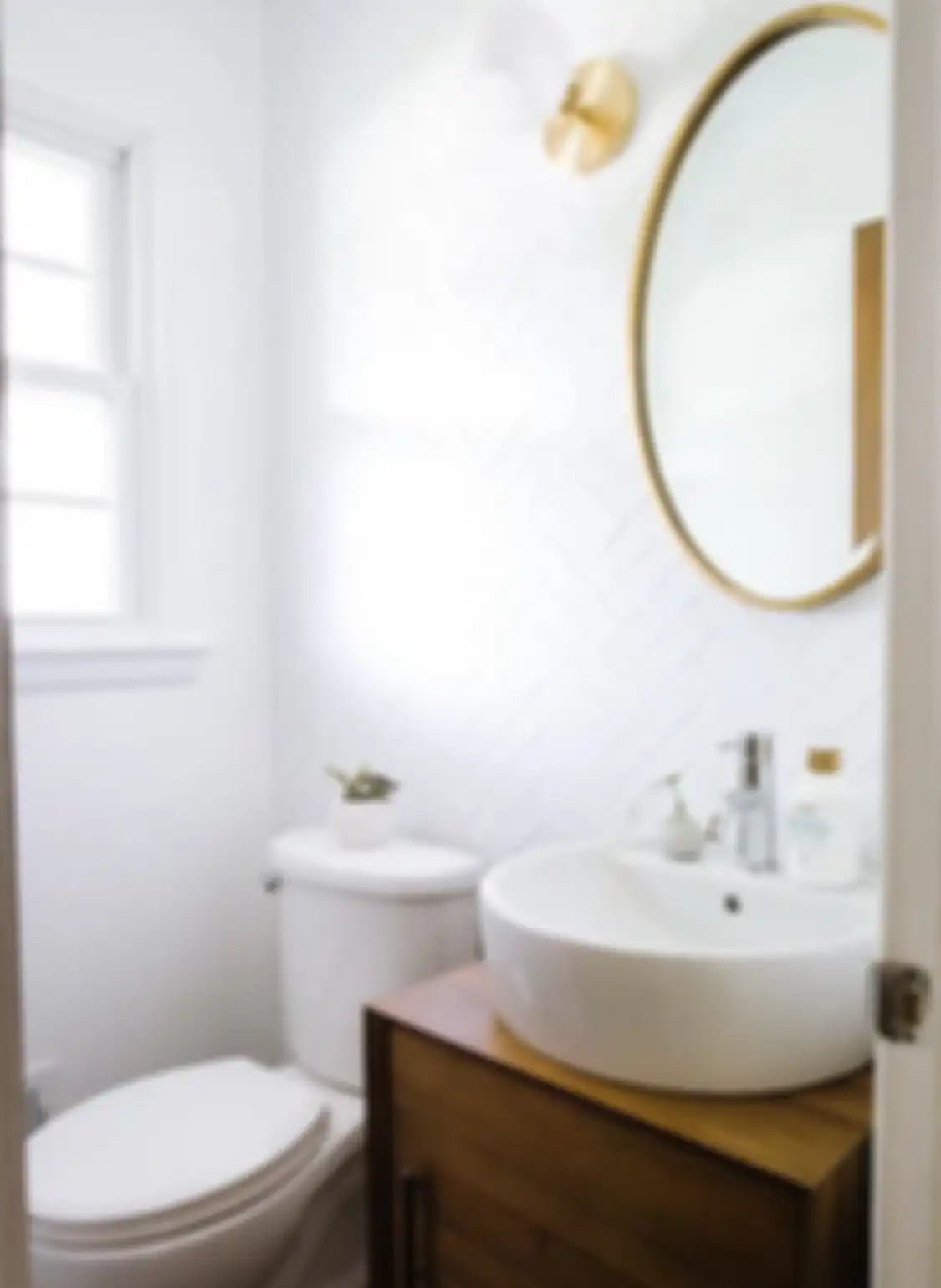 Lihatlah foto kamar mandi mungil ini. Cantik nian interiornya. Kamar mandi tampak lapang berkat 7 trik mujarab ini. 