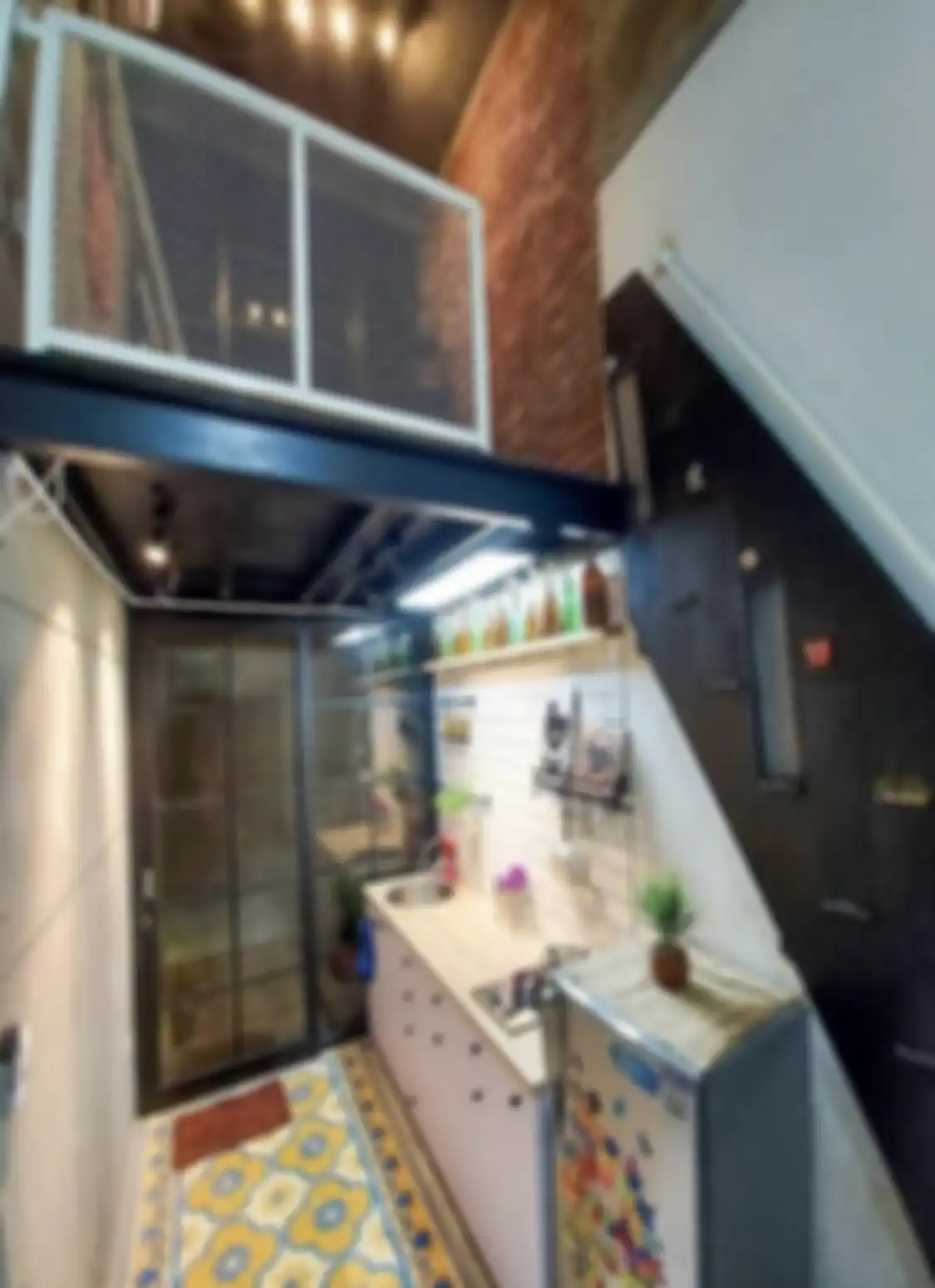 Wajah pemilik rumah mungil semakin berseri-seri gara-gara meniru desain plafon dapur modern ini. 8 foto inspirasinya jadi dibahas.