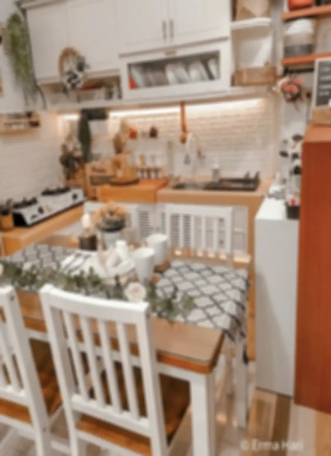 Desain dapur sederhana yang menjadi satu dengan ruang makan terlihat lega memakai trik khusus. Foto interiornya bisa ditiru.