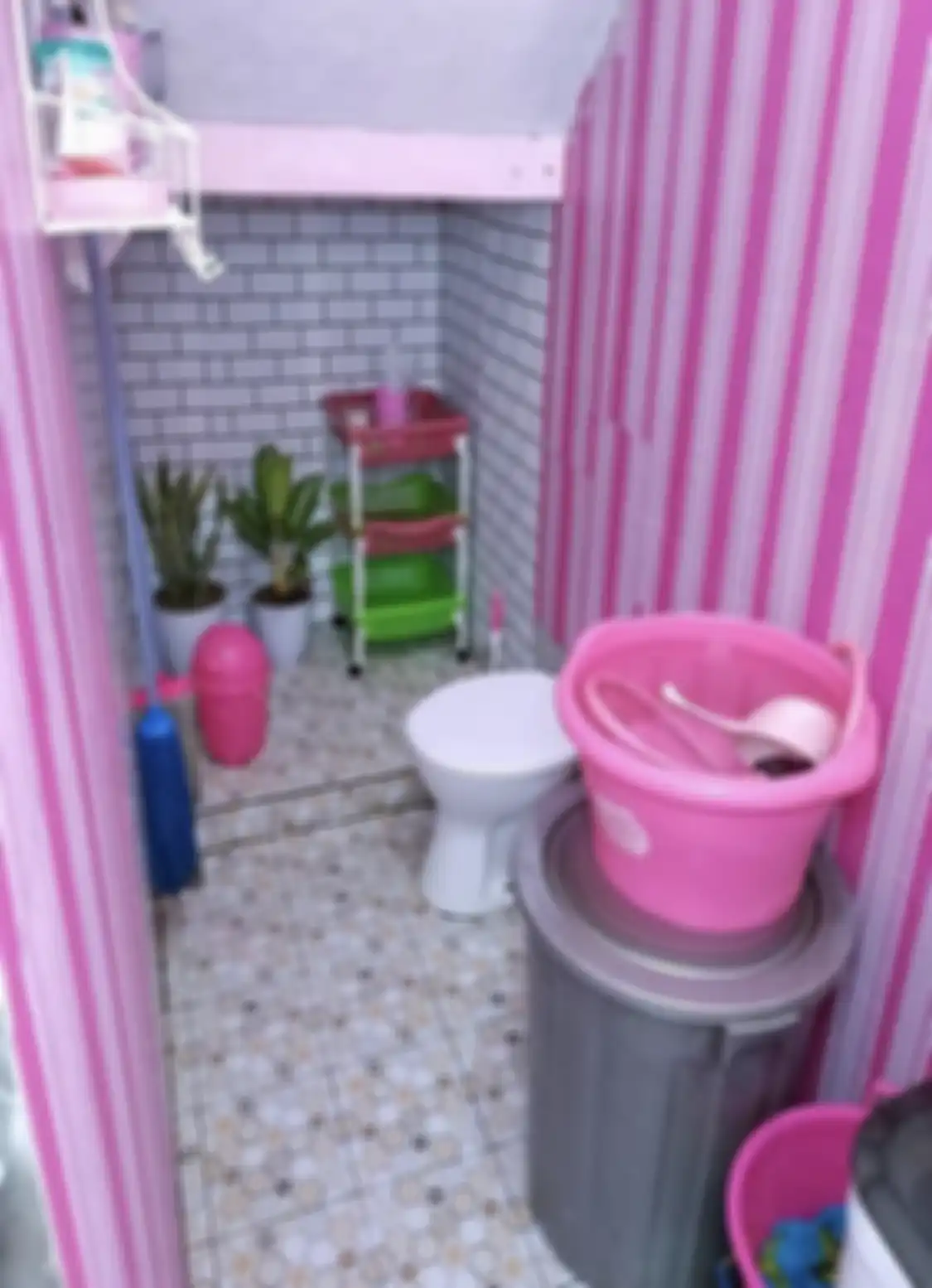 Desain kamar mandi kecil ini kian apik dengan trik begini. Wajah pemilik rumah subsidi berseri-seri. Tengok yuk 8 foto aplikasinya. 