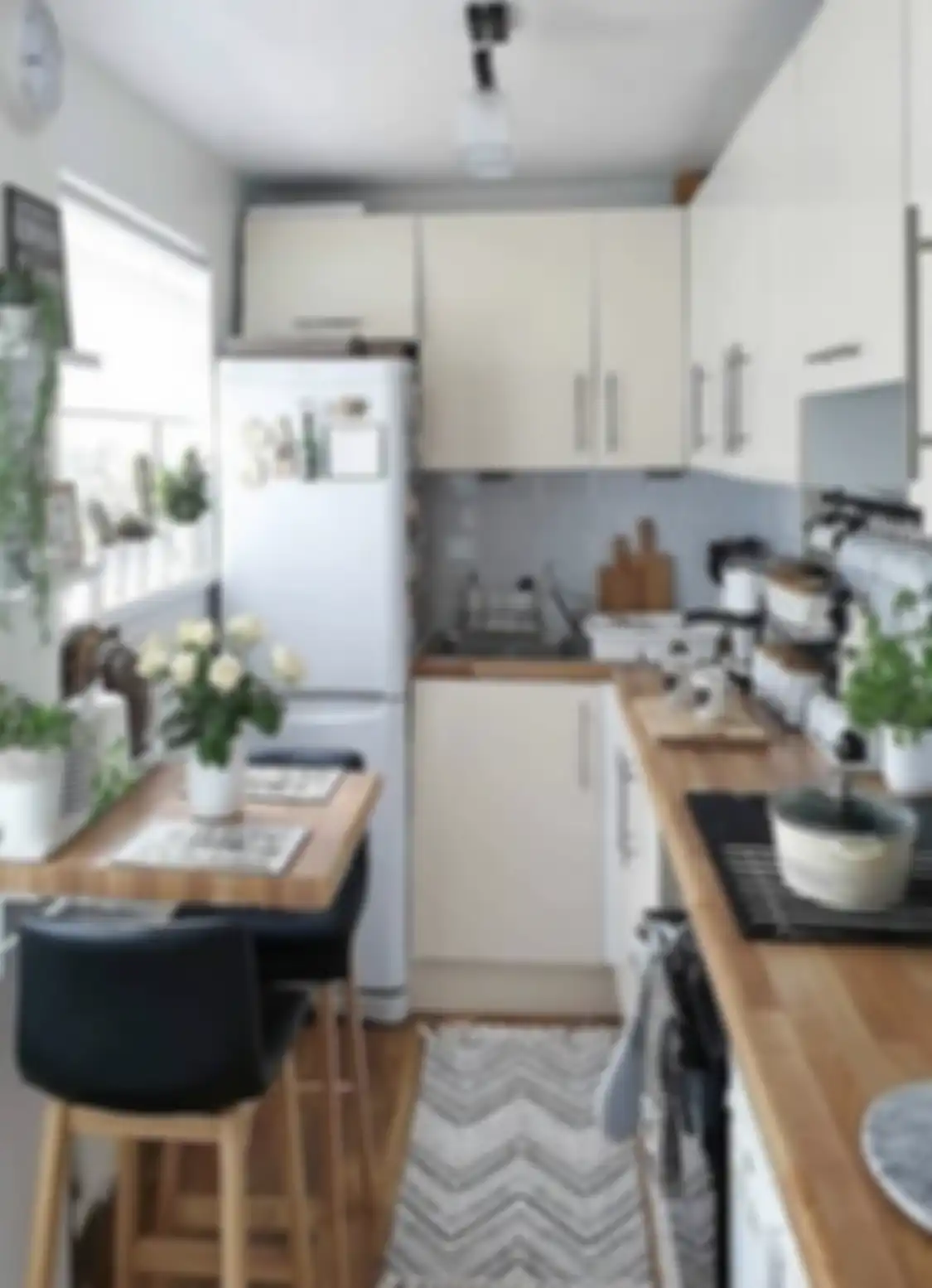 Desain dapur sederhana yang menjadi satu dengan ruang makan terlihat lega memakai trik khusus. Foto interiornya bisa ditiru.