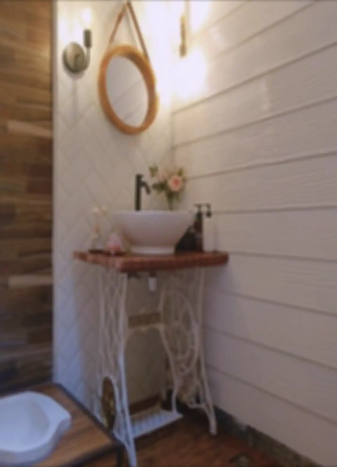 Ini desain kamar mandi sederhana tapi bersih yang dijamin nggak ketinggalan zaman. WC jongkok curi perhatian. 8 foto inspirasinya jadi bukti.