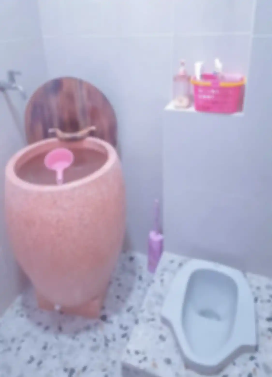 Desain kamar mandi kecil ini kian apik dengan trik begini. Wajah pemilik rumah subsidi berseri-seri. Tengok yuk 8 foto aplikasinya. 