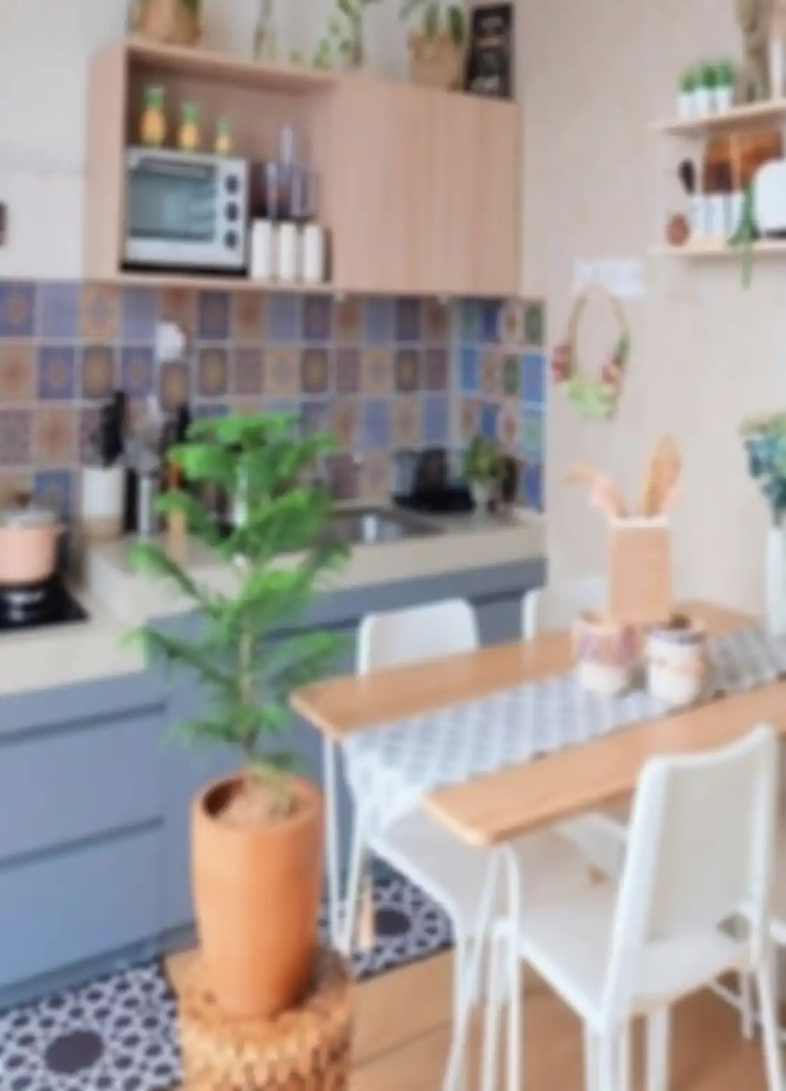 Desain dapur sederhana yang menjadi satu dengan ruang makan terlihat lega memakai trik khusus. Foto interiornya bisa ditiru.